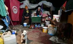 Leila et un autre sans-abri partagent un dßner offert par le "Resto d'amour", créé pour venir en aide aux plus démunis, le 26 janvier 2024 à Tunis