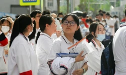 Des étudiantes devant une école au premier jour du gaokao, l'examen national d'entrée à l'université, le 7 juin 2023 à Pékin