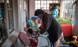 Francinah Phago, gérante d'un foyer pour enfants s'occupe d'un bébé abandonné, le 27 juin 2019 à Johannesburg, en Afrique du Sud