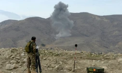 De la fumée dans la montagne après une attaque aérienne américaine lors d'une opération contre l'EI dans le district de Kot, province de Nangarhar, le 16 février 2017
