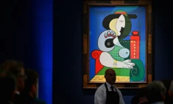 Le tableau "Femme à la montre" de Pablo Picasso lors de sa mise aux enchères chez Sotheby's à New York, le 8 novembre 2023