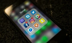 Facebook, le réseau social aux plus de deux milliards d'usagers doit faire face à sa chute en bourse et à un mouvement de désabonnement