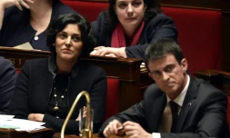 La ministre du Travail Myriam El Khomri et le Premier ministre Manuel Valls lors des questions au gouvernement le 30 mars 2016 à l'Assemblée nationale à Paris