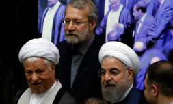 L'ancien président l' Ayatollah Akbar Hashemi Rafsanjani, le président du Parlement Ali Larijani et le président  Hasan Rouhani le 28 mai 2016 au Parlement à Téhéran