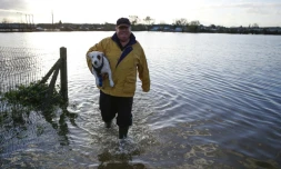 Une rue inondée à Cléon, prÚs de Rouan, le 1er février 2018