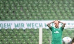 Le milieu allemand de BrĂȘme, Philipp Bargfrede, dĂ©pitĂ© aprĂšs la dĂ©faite face Ă Wolfsburg, lors du match de Bundesliga Ă domicile, le 7 juin 2020