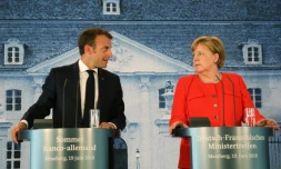 Emmanuel Macron et Angela Merkel donnent une conférence de presse commune à Meseberg, près de Berlin, le 19 juin 2018