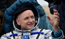 Scott Kelly aprĂšs son atterrissage le 2 mars 2016 Ă Dzhezkazgan au Kazakhstan