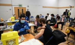 Des personnes se font vacciner contre le Covid-19, le 13 décembre 2021 à Londres