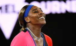 La joie de l'Américaine Serena Williams, aprÚs sa victoire face à la Roumaine Simona Halep en quart de quart de finale à l'Open d'Australie, le 16 février 2021 à Melbourne