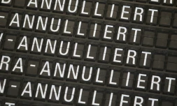 Le trafic aérien en Europe est trÚs perturbé en raison de deux mouvements sociaux en France et en Allemagne qui paralysent plusieurs aéroports, comme l'indique ce panneau horaires à l'aéroport de Francfort-sur-le-Main (Allemagne) le 10 avril 2018