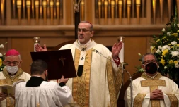 Le patriarche latin de Jérusalem Pierbattista Pizzaballa conduit la messe de minuit à la Basilique de la Nativité à Bethléem, le 25 décembre 2020