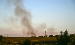 Un panache de fumée s'élève au sud de Kramatorsk (est de l'Ukraine), le 15 juillet 2022