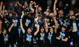 Les joueurs de Paris savourent leur trimphe dans l'Eurocoupe sur le parquet de la JL Bourg-en-Bresse, le 12 avril 2024 