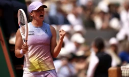 La Polonaise Iga Swiatek s'est qualifiée pour les demi-finales de Roland-Garros en battant l'Ukrainienne Elina Svitolina le 3 juin 2025
