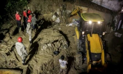 Photo transmise par la municipalité brésilienne de Recife montrant des secouristes à pied d'oeuvre après les pluies torrentielles et les glissements de terrain qui ont frappé le nord-est du Brésil, le 28 mai 2022