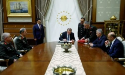 Le président turc Recep Tayyip Erdogan (c)rencontre le Conseil suprême militaire et le Premier ministre Binali Yildirim (2e d) le 28 juillet à Ankara