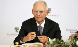 Wolfgang Schäuble signe le livre d'or de la ville de Halle, en Allemagne, le 3 octobre 2021, pour le 31e anniversaire de la réunification allemande
