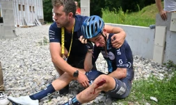 Le cycliste français de l'équipe DSM - Firmenich Romain Bardet avec un membre de son staff aprÚs une chute conduisant à son abandon lors de la 14e étape du Tour de France entre Annemasse et Morzine Les Portes du Soleil, dans les Alpes le 15 juillet 2023