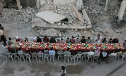 A l'instar de nombreuses autres villes rebelles, Douma, assiégée depuis 2013, a été défigurée par les bombardements incessants du régime qui ont endommagé les infrastructures et confiné les habitants souvent dans les abris.