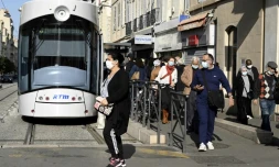 Des passants à Marseille le 9 novembre 2020