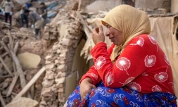 Une habitante du village d'Imi N'Tala, dans le centre du Maroc, pleure au milieu des bùtiments détruits par le séisme, le 10 septembre 2023