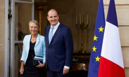 Le Premier ministre sortant Jean Castex aux côtés d'Elisabeth Borne, nommée Première ministre, dans la cour de Matignon à Paris le 16 mai 2022