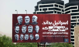 Les portraits de hauts gradés tués dans les attaques israéliennes sont affichés dans une rue de Téhéran, avec le slogan en farsi: "Israël doit savoir qu'il se noiera dans le sang qu'il a fait couler", le 26 juin 2025