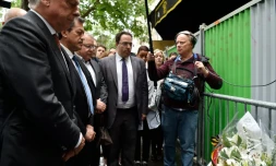 Le président de la commission d'enquête belge sur le terrorisme, Patrick Dewael (1erG), son homologue français Georges Fenech (2eG) et le rapporteur de la loi sur le terrorisme Sébastien Pietrasanta (2eD) devant le Bataclan le 20 juin 2016 à Paris
