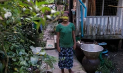Than Than Ei, une ancienne enfant esclave, pose chez un proche, le 29 septembre 2016, à Rangoon  