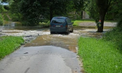 Route inondée par le débordement de la rivière "La Queugne" à Epineuil-le-Fleuriel, dans le Cher