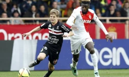 Le milieu de Nice Vincent Koziello (g) à la lutte avec le milieu de Monaco Tiemoue Bakayoko en Ligue 1, le 6 février 2016 au stade Louis II