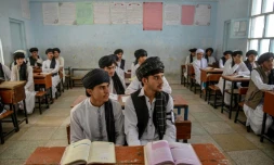 Des élèves portent des tuniques et turbans selon le nouveau code d'uniforme, le 22 avril 2025 à Kandahar, en Afghanistan