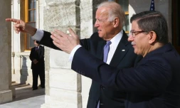 Le Premier ministre turc Ahmet Davutoglu (d) et le vice-président américain Joe Biden, le 23 janvier 2016 à Istanbul