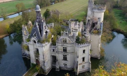 Une vue aérienne du chùteau de La Mothe-Chandeniers, dans la Vienne, le 3 novembre 2017