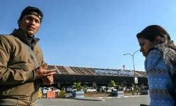 Lalit Bishowkarma (g) attend Ă l'aĂ©roport international de Katmandou de rĂ©cupĂ©rer la dĂ©pouille de son pĂšre Rudra Bahadur Kami, mort en Arabie saoudite oĂč il Ă©tait parti travailler, le 21 janvier 2026 au NĂ©pal