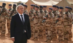 Le ministre de la Défense, Jean-Yves Le Drian lors d'une revue de troupes, le 2 janvier 2015, à Gao au nord u Mali.