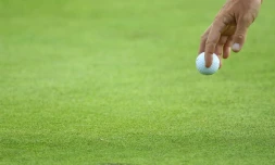 Un golfeur tenant une balle lors de la première journée de la Ryder Cup, au golfe de Saint-Quentin-en-Yvelines, le 28 septembre 2018 