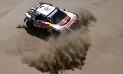 Sébastien Loeb (Peugeot) et son copilote Daniel Elena lors de la 4e étape du Dakar le 9 janvier 2018