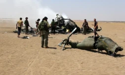 Des rebelles syriens autour de la carcasse d'un hélicoptÚre russe abattu le 1er août 2016 à la frontiÚre entre Idleb et Alep