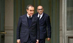 Le Premier ministre Sébastien Lecornu (g.) et le ministre de l'Intérieur Laurent Nuñez quittent une réunion interministérielle de crise au ministère de l'Intérieur, à Paris, le 19 octobre 2026