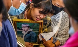 Une femme pleure la mort d'un de ses proches lors de ses funérailles, aprÚs la répression des forces armées birmanes, à Taunggyi, le 29 mars 2021