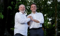 Le prĂ©sident brĂ©silien Luiz Inacio Lula Da Silva et le prĂ©sident français Emmanuel Macron sur l'Ăźle de Combu, devant Belem, dans l'Ătat du Para, au BrĂ©sil, le 26 mars 2024