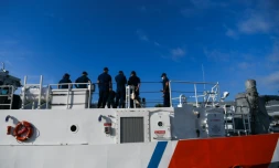 Des garde-côtes américains sur le pont d'une vedette à Miami, en Floride, le 26 janvier 2022