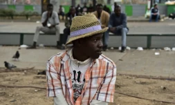 Des migrants campent près d'un centre humanitaire dans le nord de Paris, Porte de la Chapelle, le 27 juillet 2017