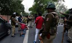 Des manifestants qui dénoncent la loi sur la citoyenneté à New Delhi font face à des policiers, le 15 décembre 2019