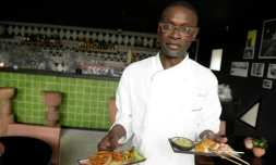 Le chef sénégalais pionnier de la cuisine africaine Pierre Thiam dans son restaurant de Lagos, le 14 janvier 2016