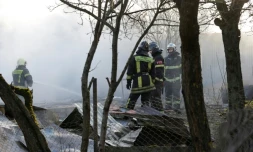 Des pompiers s'emploient sur le site d'une attaque de drones dans le village de Stanovoïe, dans la région de Moscou, le 10 novembre 2024