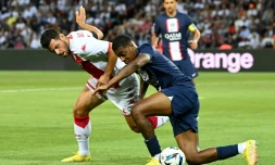 Le Monégasque Kevin Volland à la lutte avec  Presnel Kimpembe avant de marquer pour Monaco au Parc des Princes, le 28 août 2022 