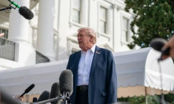Le président américain Donald Trump s'adresse à la presse sur la pelouse sud de la Maison Blanche, le 26 septembre 2025 à Washington